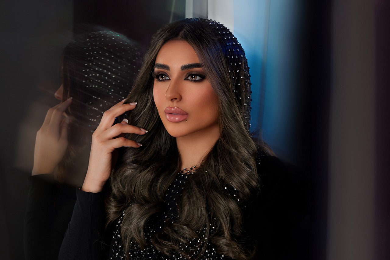 عدسات امارا - عبوة من عدستين - ألوان المشاهير 2022 - أمل الأنصاري - سانست